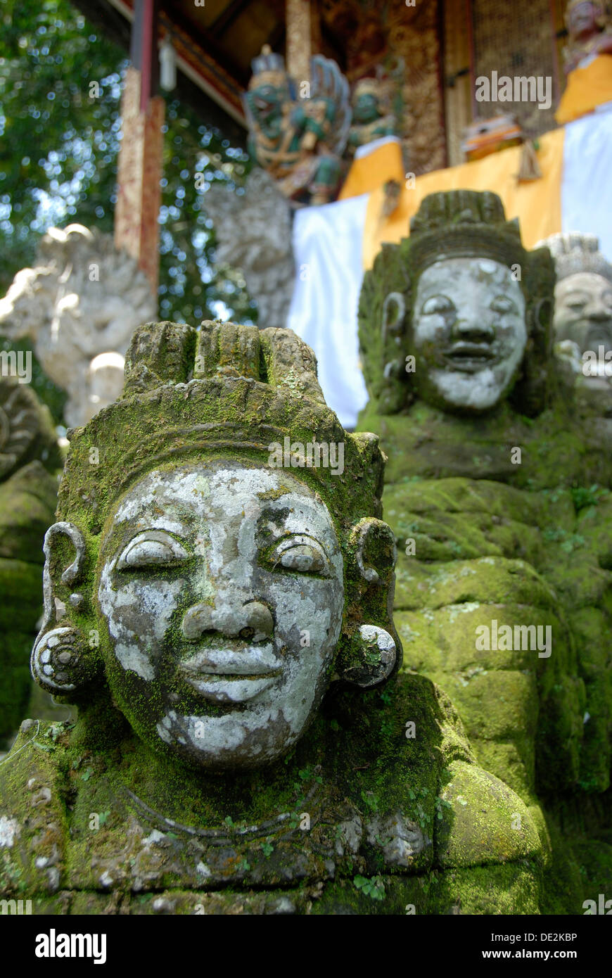 L'hindouisme de Bali, visages sur les statues de pierre couvert de mousse, Pura Griya Sakti Temple près de Ubud, Bali, Indonésie, Asie du Sud, Asie Banque D'Images