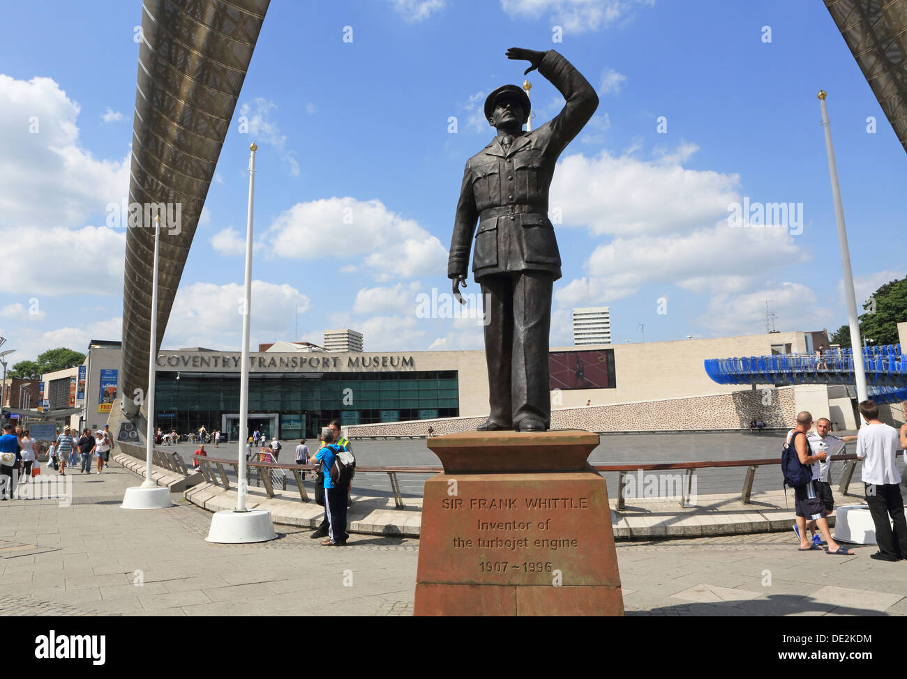 Statue de Sir Frank Whittle, l'inventeur de l'turboréacteurs, en face de la Coventry Transport Museum, sur Milennium Square, UK Banque D'Images