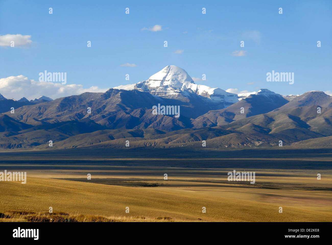 Le bouddhisme tibétain, vaste plateau et les sommets enneigés de la montagne sacrée du mont Kailash, 6714 m, côté sud avec Rinne, Piste Banque D'Images