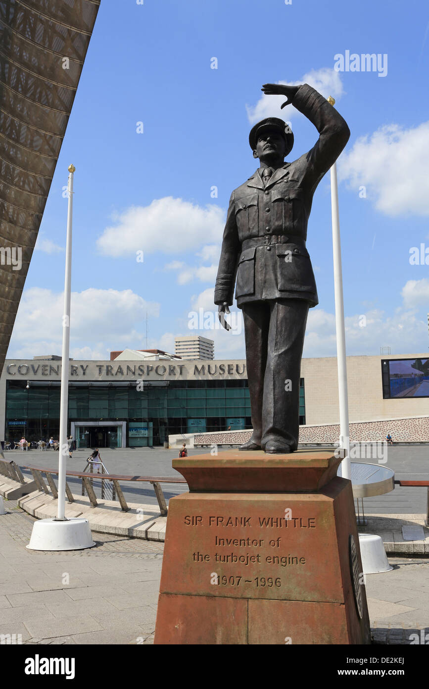Statue de Sir Frank Whittle, l'inventeur de l'turboréacteurs, en face de la Coventry Transport Museum, sur Milennium Square, UK Banque D'Images