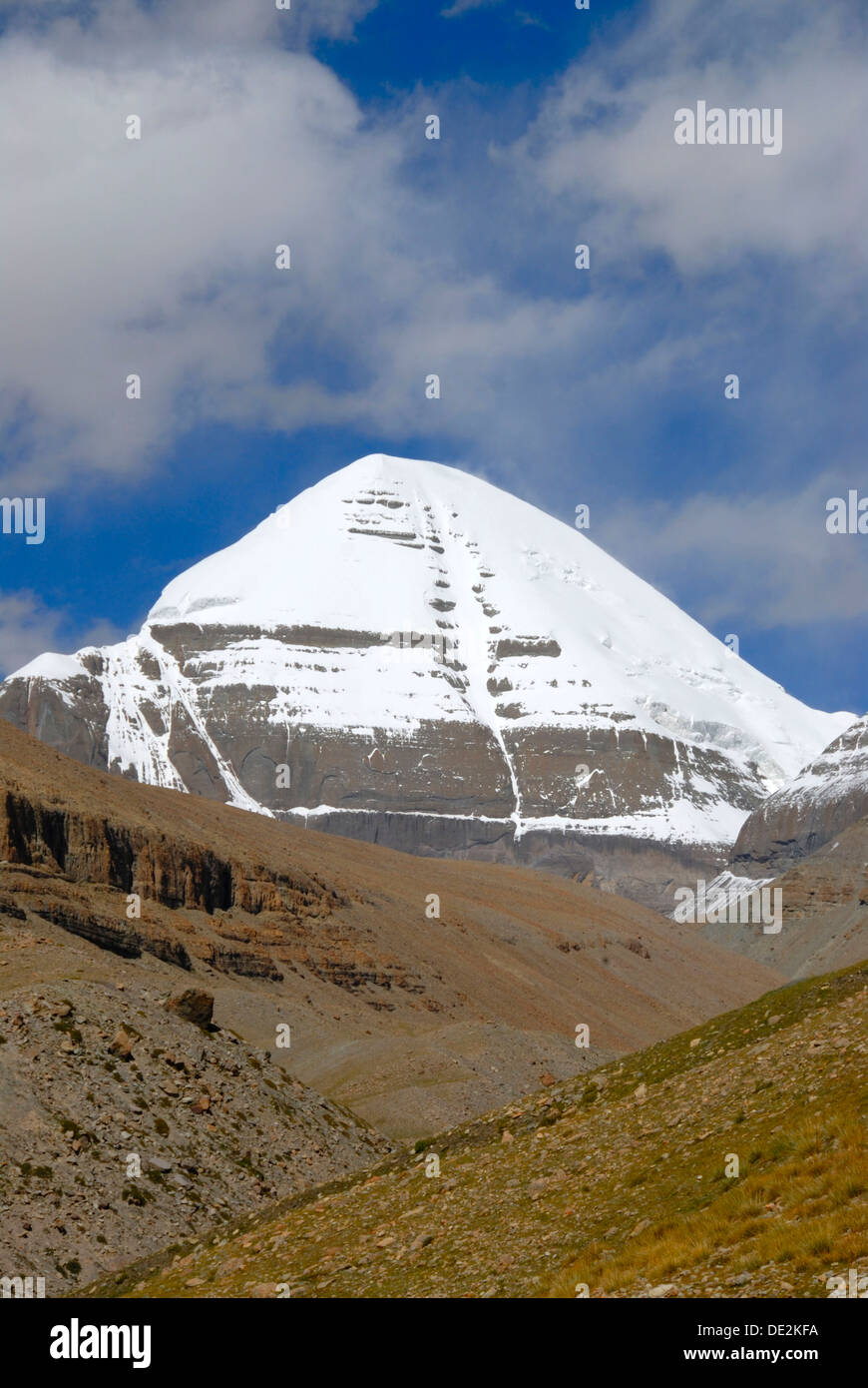 Le bouddhisme tibétain, sacrée montagne couverte de neige, pic de Kailash, côté sud, avec canal, Gang Gang Rinpoche, Tise Montagne Banque D'Images