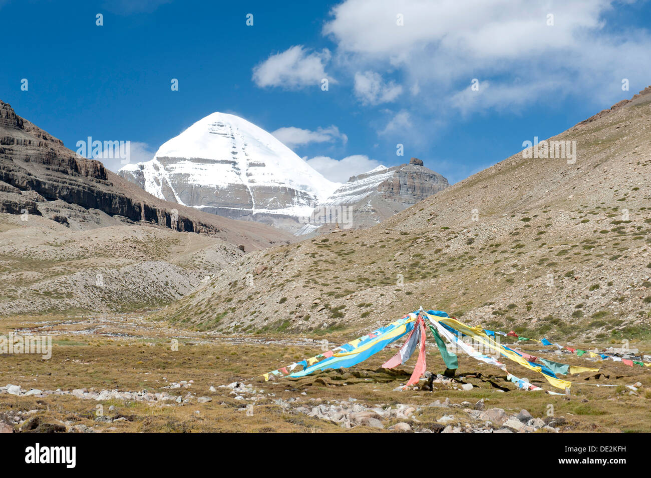 Le bouddhisme tibétain, les drapeaux de prières colorés, sainte couverte de neige Mont Kailash, Gang Rinpoche, montagne face sud avec une fente, Banque D'Images