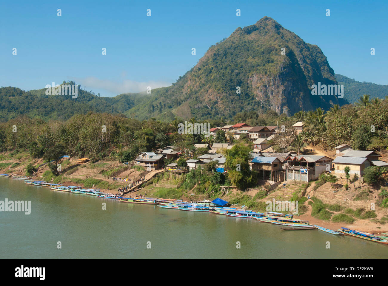 Village en face d'une montagne, de nombreux bateaux sur la rive, rivière Nam Ou, Nong Khiao, province de Luang Prabang, Laos, Asie du sud-est Banque D'Images
