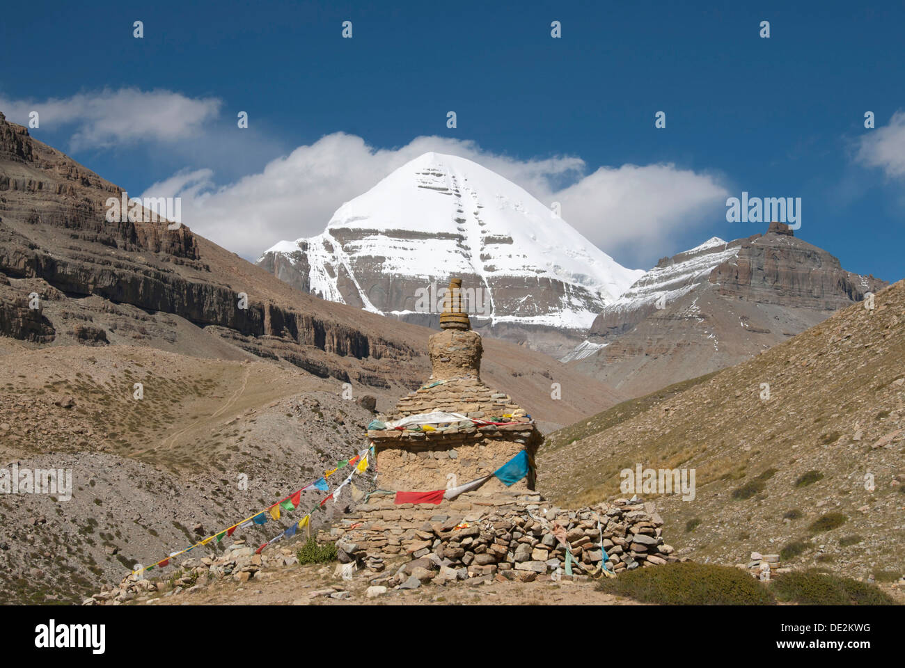 Le bouddhisme tibétain, ancien stupa, snow-capped Mont Kailash ou Gang Rinpoche, southside avec une gouttière, sentier des pèlerins Banque D'Images