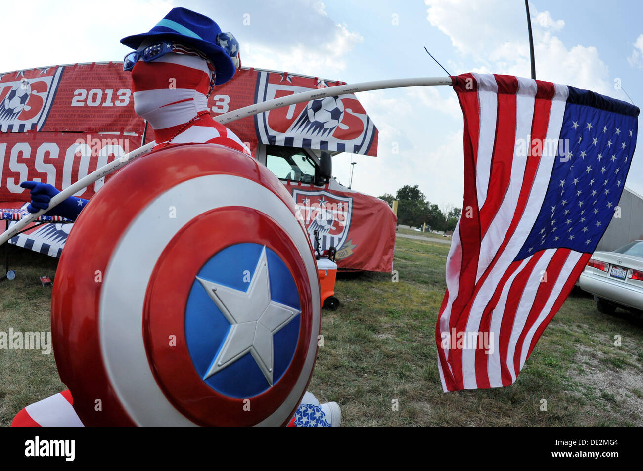 Columbus, Ohio, USA. 10e Août, 2013. 10 septembre 2013 : un super fan tenant un Captain America Shield et un drapeau américain est prêt pour l'équipe nationale des États-Unis contre le Mexique- l'Équipe nationale de qualification de la Coupe du monde match à Columbus Crew Stadium - Columbus, OH. Credit : csm/Alamy Live News Banque D'Images