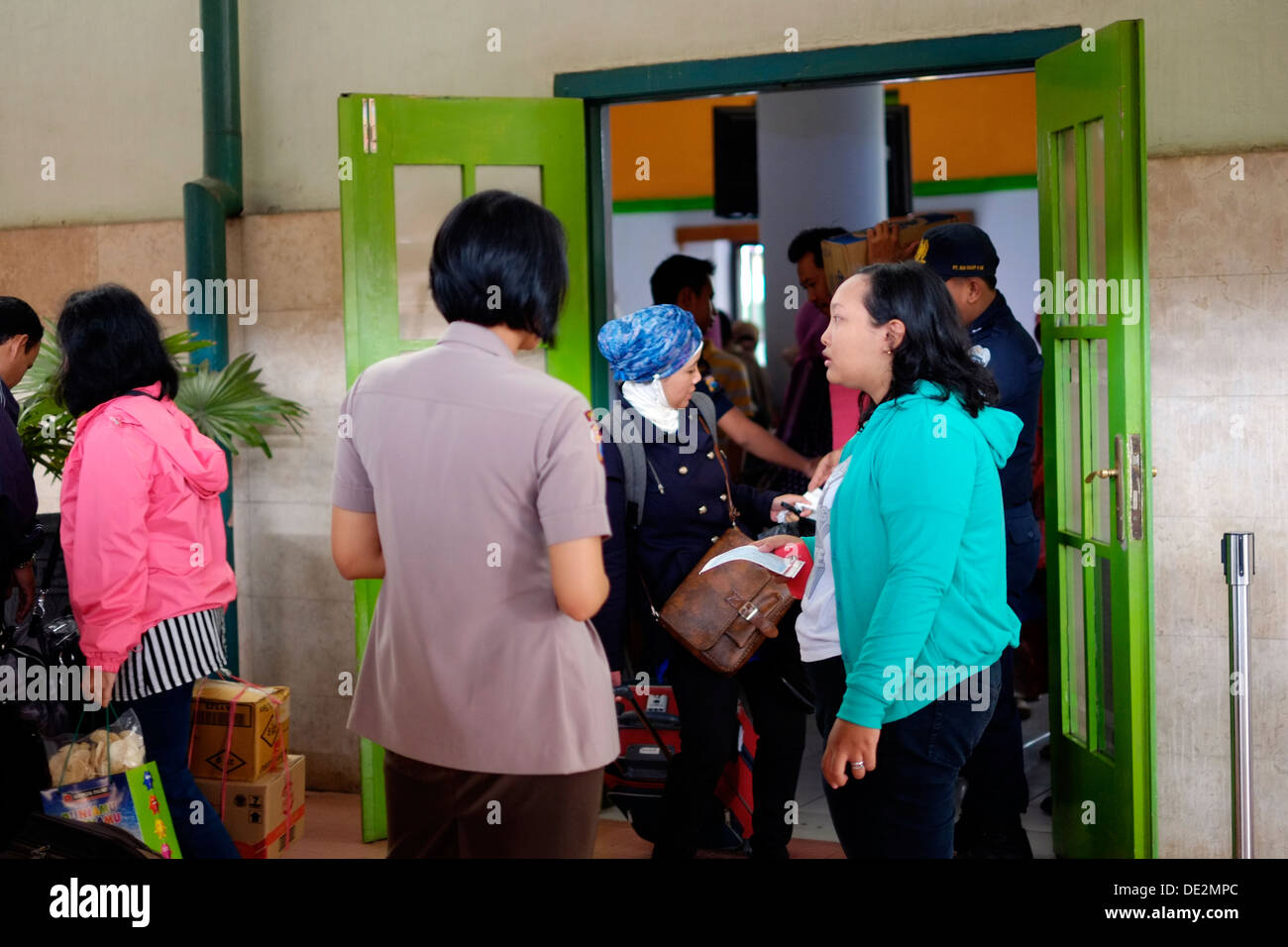 Passagers à la gare ferroviaire de malang occupé au cours de l'Idul Fitri occupé java indonésie escapade Banque D'Images