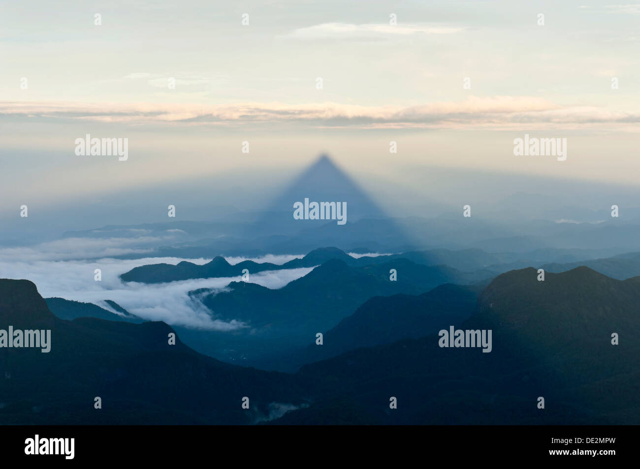 Pilgrim mountain, sun créant un triangle avec ombre dans le paysage, image de Dieu, temple bouddhiste, Adam's Peak, le Sri Pada Banque D'Images