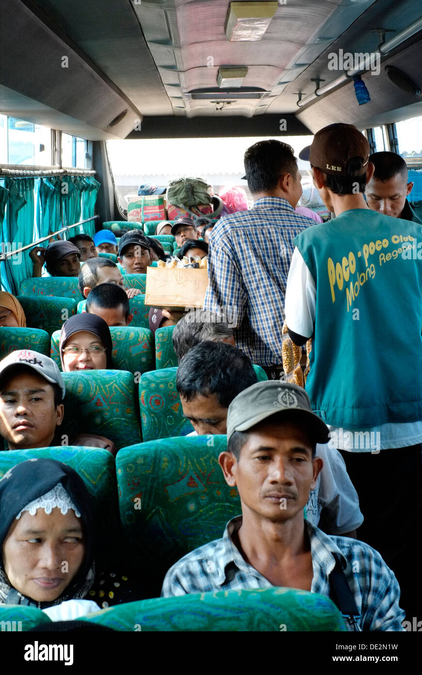 Les passagers des autobus et des vendeurs de mettre l'infrastructure des transports publics en difficulté comme l'Idul Fitri de masse en cours vacances Banque D'Images
