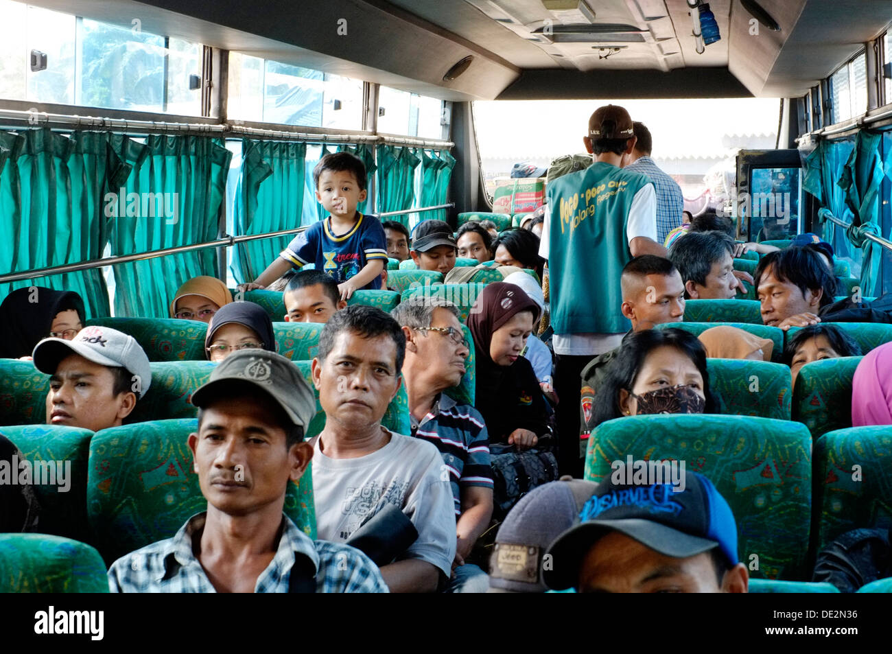 Les passagers des autobus et des vendeurs de mettre l'infrastructure des transports publics en difficulté comme l'Idul Fitri de masse en cours vacances Banque D'Images