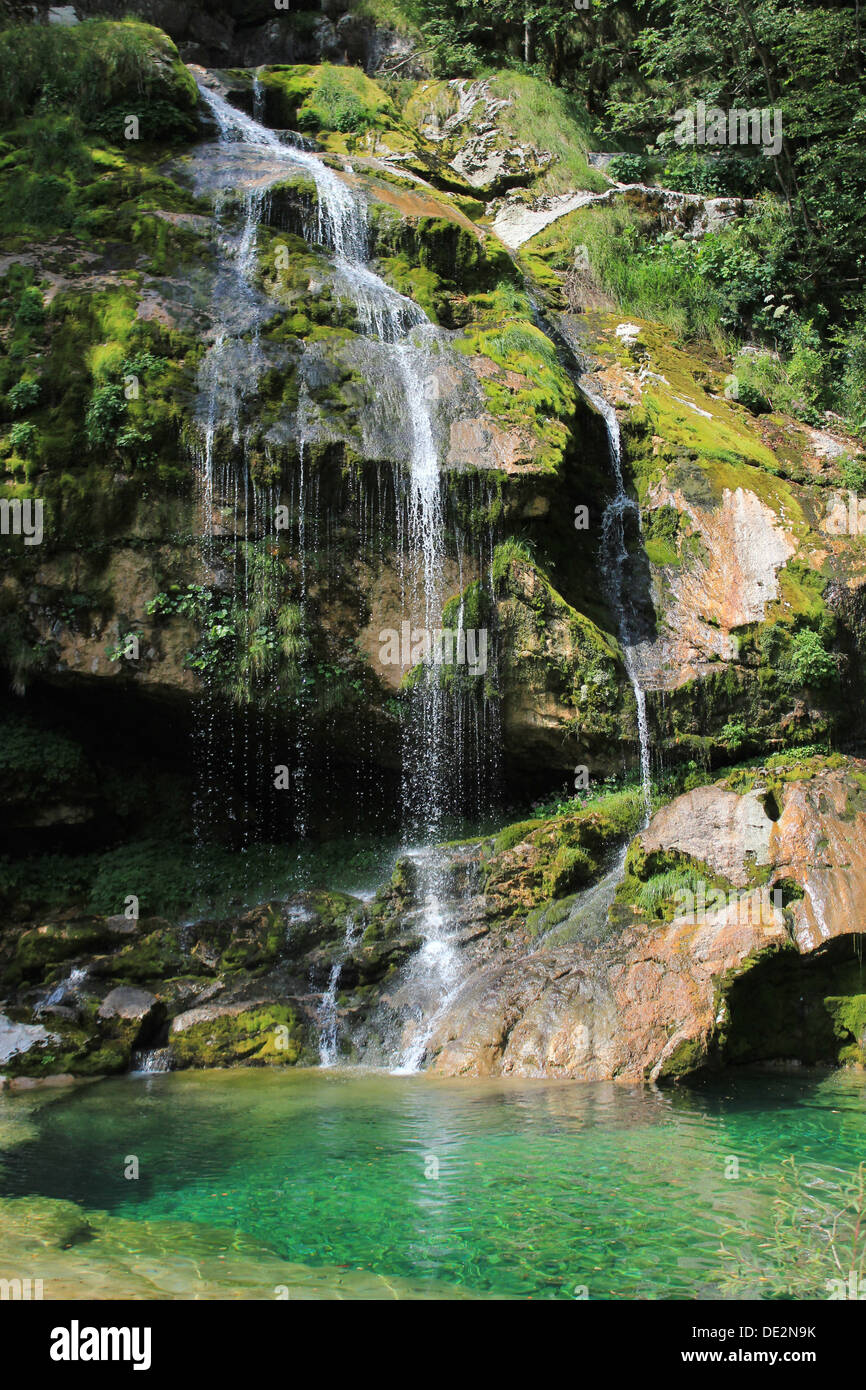 Cascade De Virje Du Ruisseau Gljun, Bovec, Montagnes Kanin, Sentier Alpe Adria, Sentier Juliana Walking Trail, Alpes Juliennes, Slovénie, Europe Centrale Banque D'Images