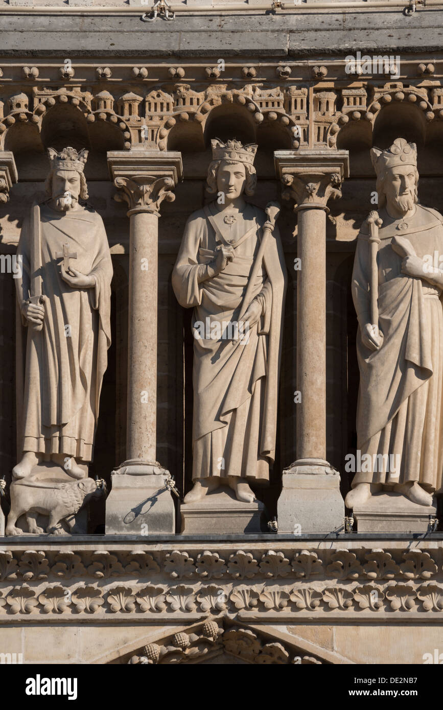 Détail de la sculpture au-dessus de l'entrée de la cathédrale Notre Dame, Paris Banque D'Images