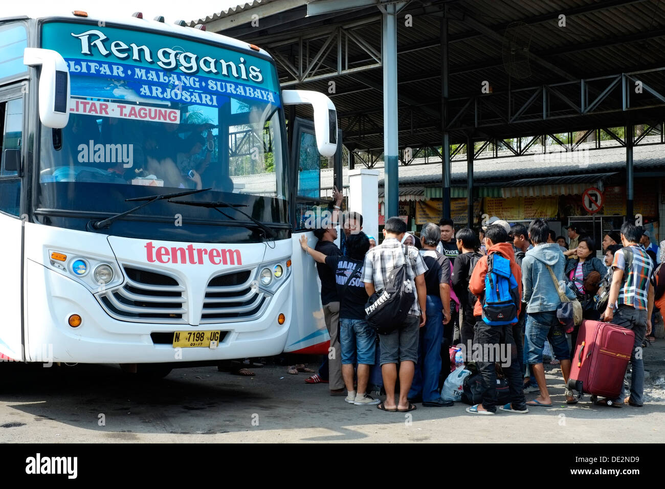 Les passagers des autobus et des vendeurs de mettre l'infrastructure des transports publics en difficulté comme l'Idul Fitri de masse en cours vacances Banque D'Images