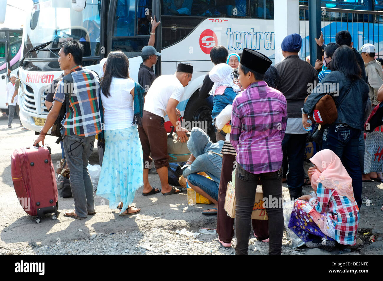 Les passagers des autobus et des vendeurs de mettre l'infrastructure des transports publics en difficulté comme l'Idul Fitri de masse en cours vacances Banque D'Images
