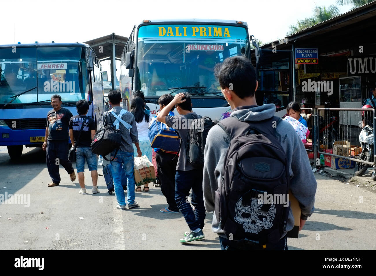 Les passagers des autobus et des vendeurs de mettre l'infrastructure des transports publics en difficulté comme l'Idul Fitri de masse en cours vacances Banque D'Images
