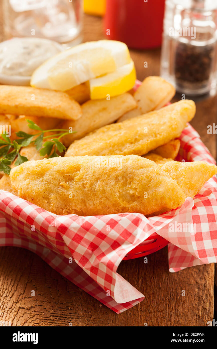 Poisson et frites traditionnelles avec sauce tartare Banque D'Images