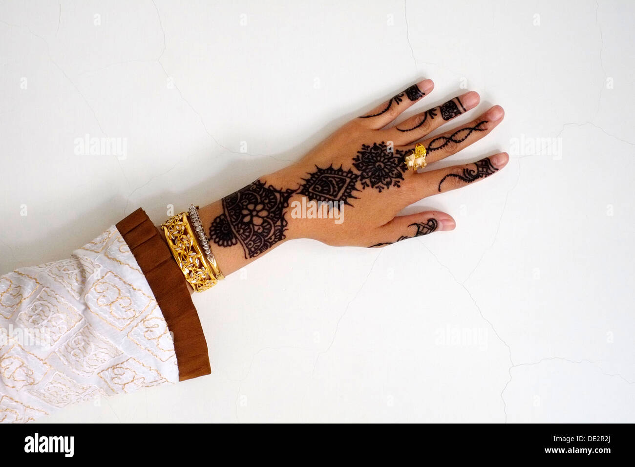 Bras inférieur de womans du poignet et de la main avec la conception de henné Banque D'Images