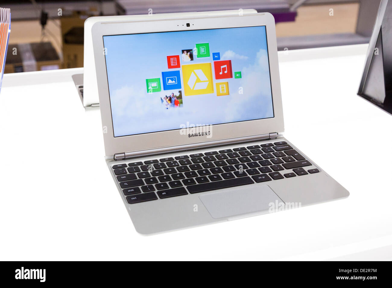 Google Chromebook Samsung tournant sur un ordinateur portable dans un magasin de détail Banque D'Images