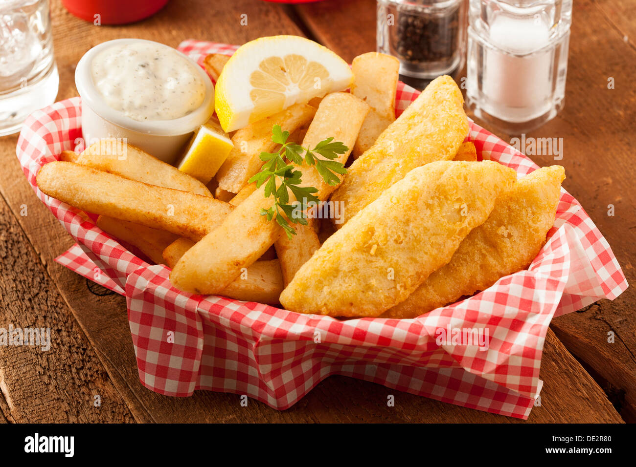 Poisson et frites traditionnelles avec sauce tartare Banque D'Images