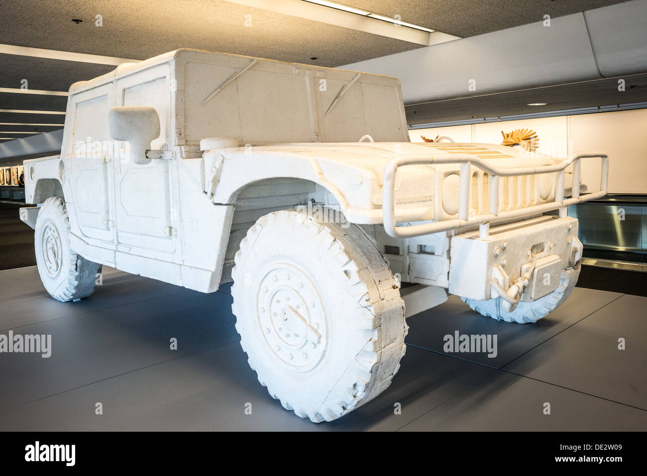 Hummer H1 Styrofoam sculpture Aéroport de San Francisco Californie // SAN FRANCISCO, Californie — Une sculpture grandeur nature d'un Hummer H1 entièrement en Styrofoam par l'artiste de San Francisco Andrew Junge est exposée dans le terminal 3 de l'aéroport international de San Francisco. La sculpture a été construite à partir de centaines de morceaux de matériaux d'emballage, transformant les matériaux jetés en une réplique automobile détaillée. L’œuvre fait partie de l’exposition intitulée The Art of Recology : The Artist in Residence Program 1990-2013, qui présente des œuvres créées à partir de matériaux récupérés et recyclés. Le Recolo Banque D'Images