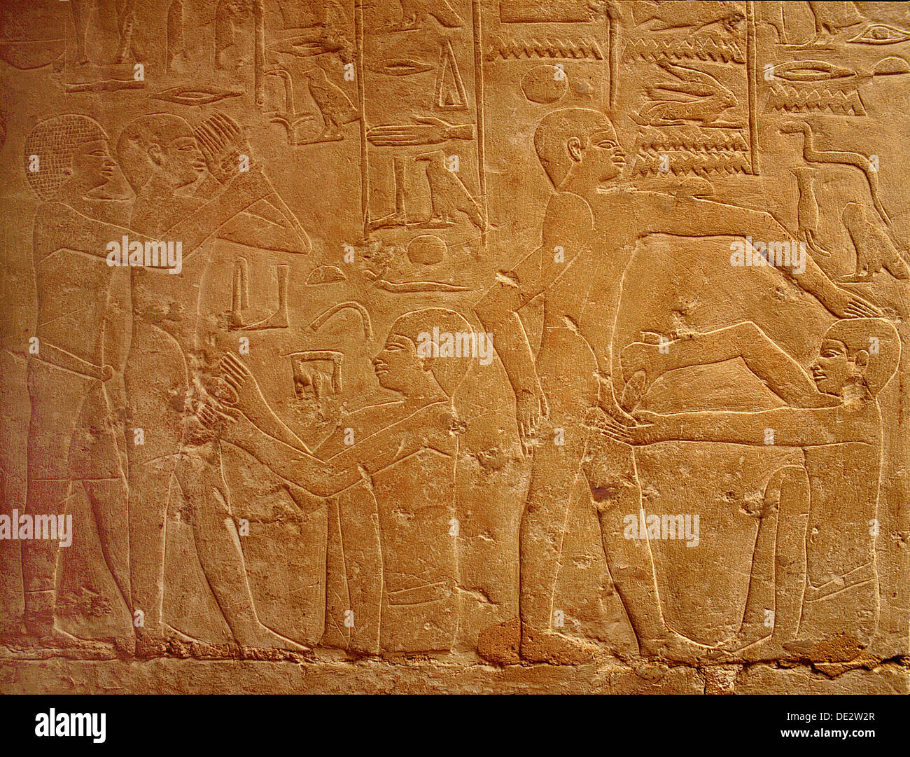 un-detail-d-un-clapet-dans-le-tombeau-d-ankhmahor-a-saqqarah-representant-un-pretre-l-execution-de-la-circoncision-rituelle-sur-un-jeune-garcon-de2w2r.jpg