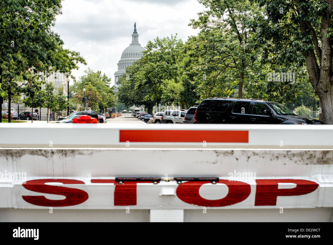 US Capitol Building Road Barricade Washington DC // WASHINGTON DC — Une barricade routière avec ARRÊT peint sur l'une des rues d'approche du Capitole américain, dont le dôme est visible au loin. Banque D'Images