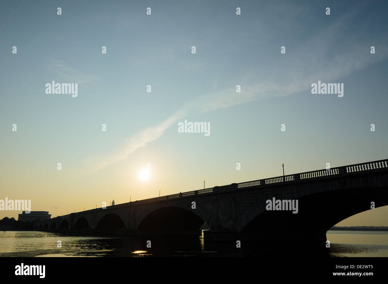 WASHINGTON DC, USA - Le soleil se lève au-dessus de Memorial Bridge, vu de l'Arlington, VA, côté, comme il s'étend sur le Potomac. Le Mémorial de Lincoln est découpé à l'extrême gauche à côté du châssis. Banque D'Images