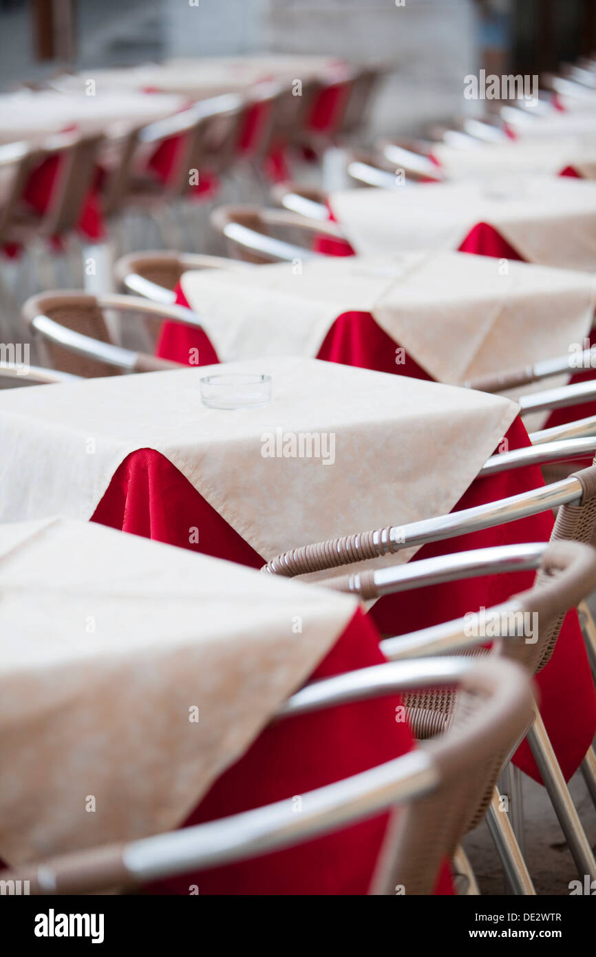 Les tables d'un café dans le Campo San Stefano, Venise, Italie, Venezien Banque D'Images