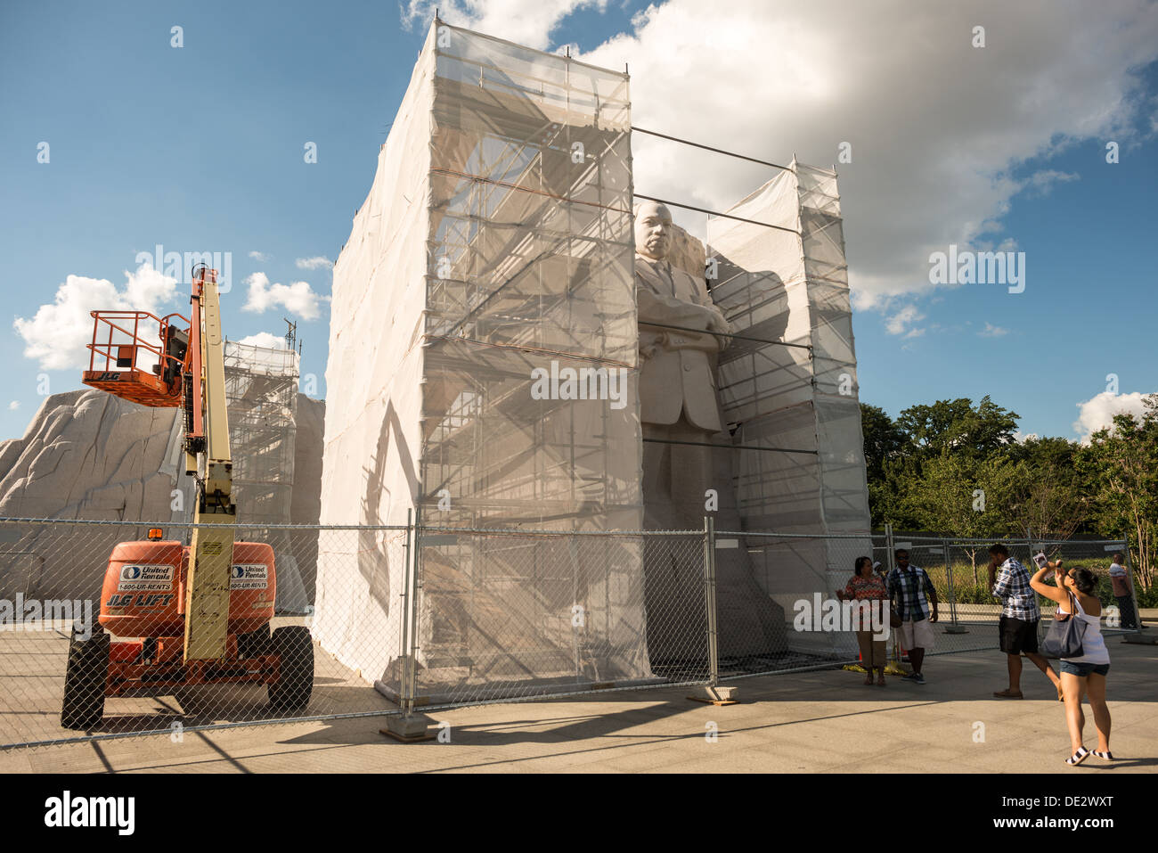 Martin Luther King Jr Memorial modification Washington DC // WASHINGTON DC — échafaudage entoure le Martin Luther King Jr. Mémorial en tant que sculpteur Maître Lei Yixin travaille à supprimer l'inscription controversée 'Drum Major' en juillet 2013. Le processus de modification a consisté à sculpter des stries sur le lettrage pour correspondre à la texture existante du monument. Worcester Eisenbrandt Inc. a participé aux travaux préparatoires. Banque D'Images