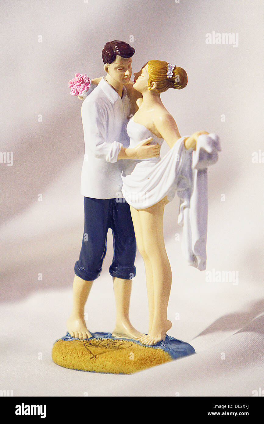 Une représentation de l'amour, jouets en plastique d'un couple contre un  arrière-plan gris Photo Stock - Alamy