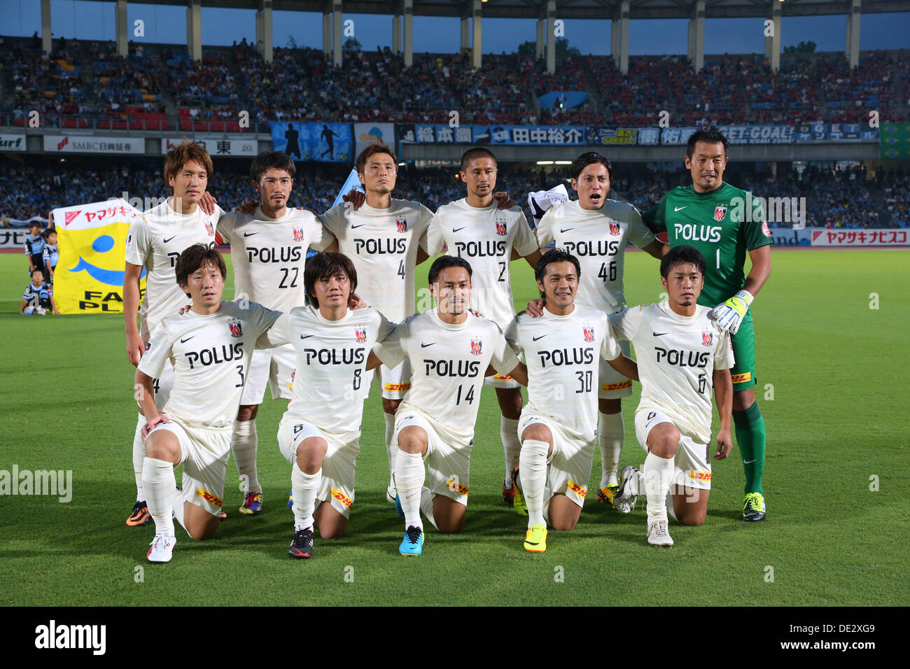 Urawa Reds groupe l'équipe de line-up, le 7 septembre 2013 - Football / Soccer : Urawa Reds team photo de groupe (rangée du haut - de gauche à droite) Genki Haraguchi, Yuki Abe, Daisuke Nasu, Keisuke Tsuboi, Ryota 007, Norihiro Yamagishi, (rangée du bas - de gauche à droite) Ugajin Tomoya, Yosuke Kashiwagi, Tadaaki Hirakawa, Shinzo Koroki et Nobuhisa Yamada avant l 2013 J.League Yamazaki Nabisco Cup demi-finale 1ère manche match entre Kawasaki Frontale 3-2 Urawa Red Diamonds à Todoroki Stadium à Kanagawa, Japon. (Photo par Matsuoka MM. Kenzaburo/AFLO) Banque D'Images