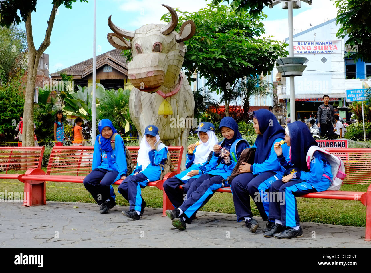 L'école locale pour vous détendre dans le petit parc du centre de Batu Malang, Indonésie java Banque D'Images