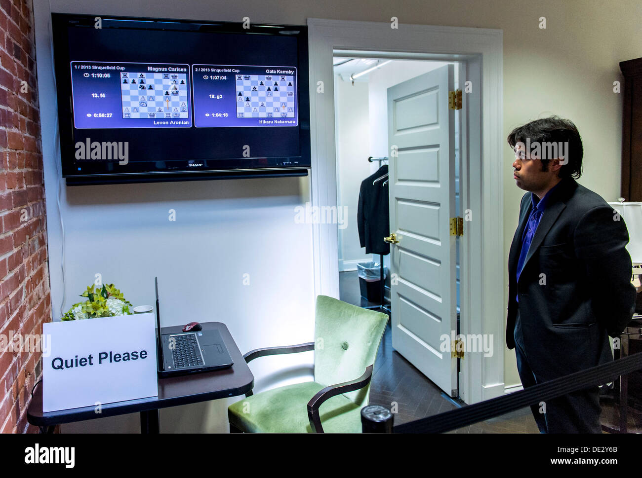 Saint Louis, Missouri, USA. 10e Août, 2013. HIKARU NAKAMURA un grand maître vérifie l'affichage à l'extérieur de la salle de pause lors de la deuxième journée de la première tasse Sinquefield tenue au Club d'échecs scolaires et centre de Saint Louis. Le tournoi de quatre hommes comprend les deux meilleurs joueurs au monde, Magnus Carlsen (FIDE rating : 2862) et Levon Aronian (FIDE rating : 2802), et les deux meilleurs joueurs aux États-Unis HIKARU NAKAMURA (FIDE rating : 2774) et Gata Kamsky (FIDE rating : 2733). .(Image Crédit : © Brian Cahn/ZUMAPRESS. Credit : ZUMA Press, Inc./Alamy Live News Banque D'Images