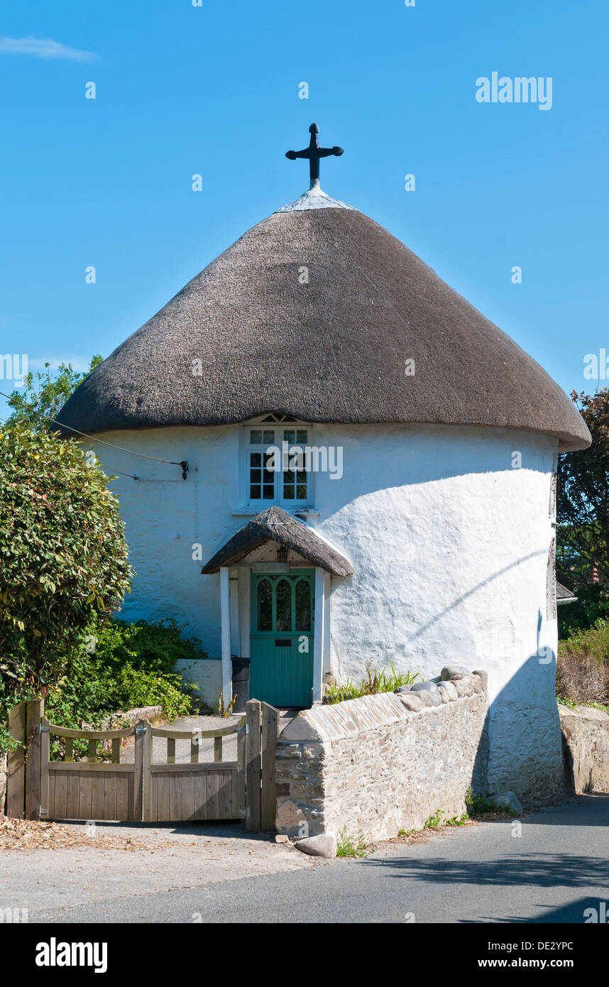 La Grande-Bretagne, l'Angleterre, Cornwall, Veryan, maison ronde avec toit de chaume coniques Banque D'Images
