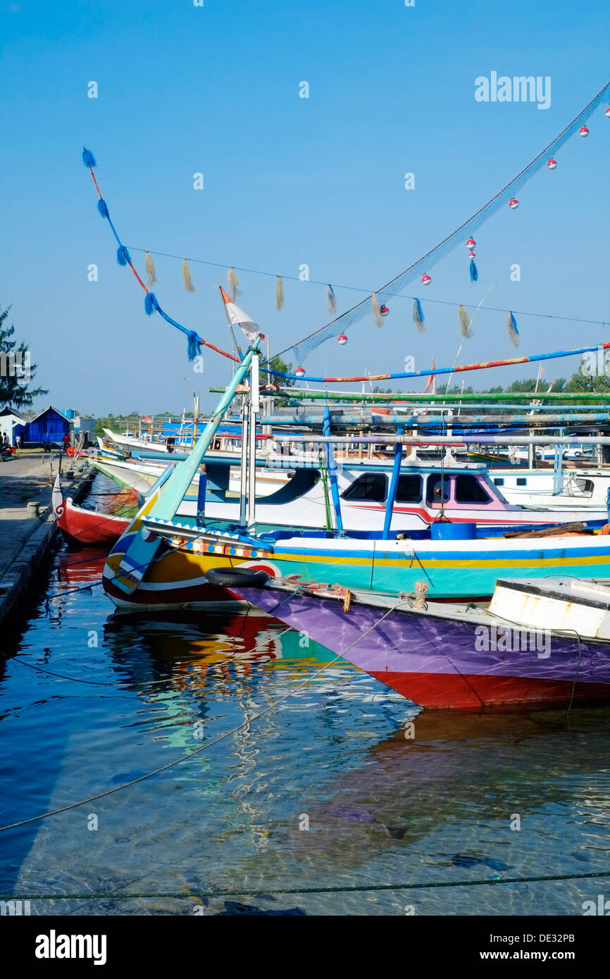 Petits bateaux de pêche traditionnels sur l'ile karimunjawa java indonésie Banque D'Images