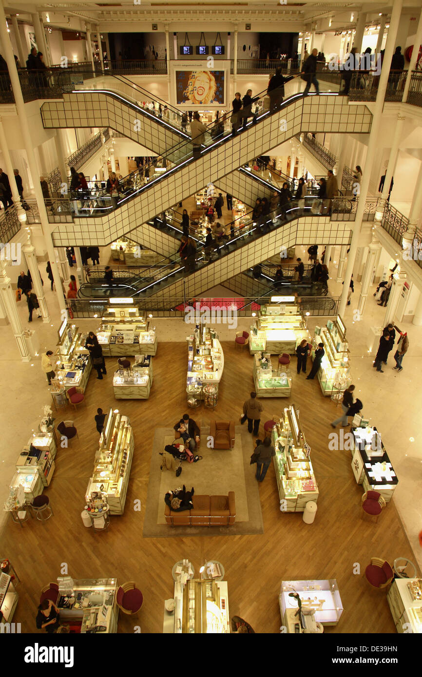 La vue de l'intérieur de grand magasin Le Bon Marché. Paris. France Photo  Stock - Alamy