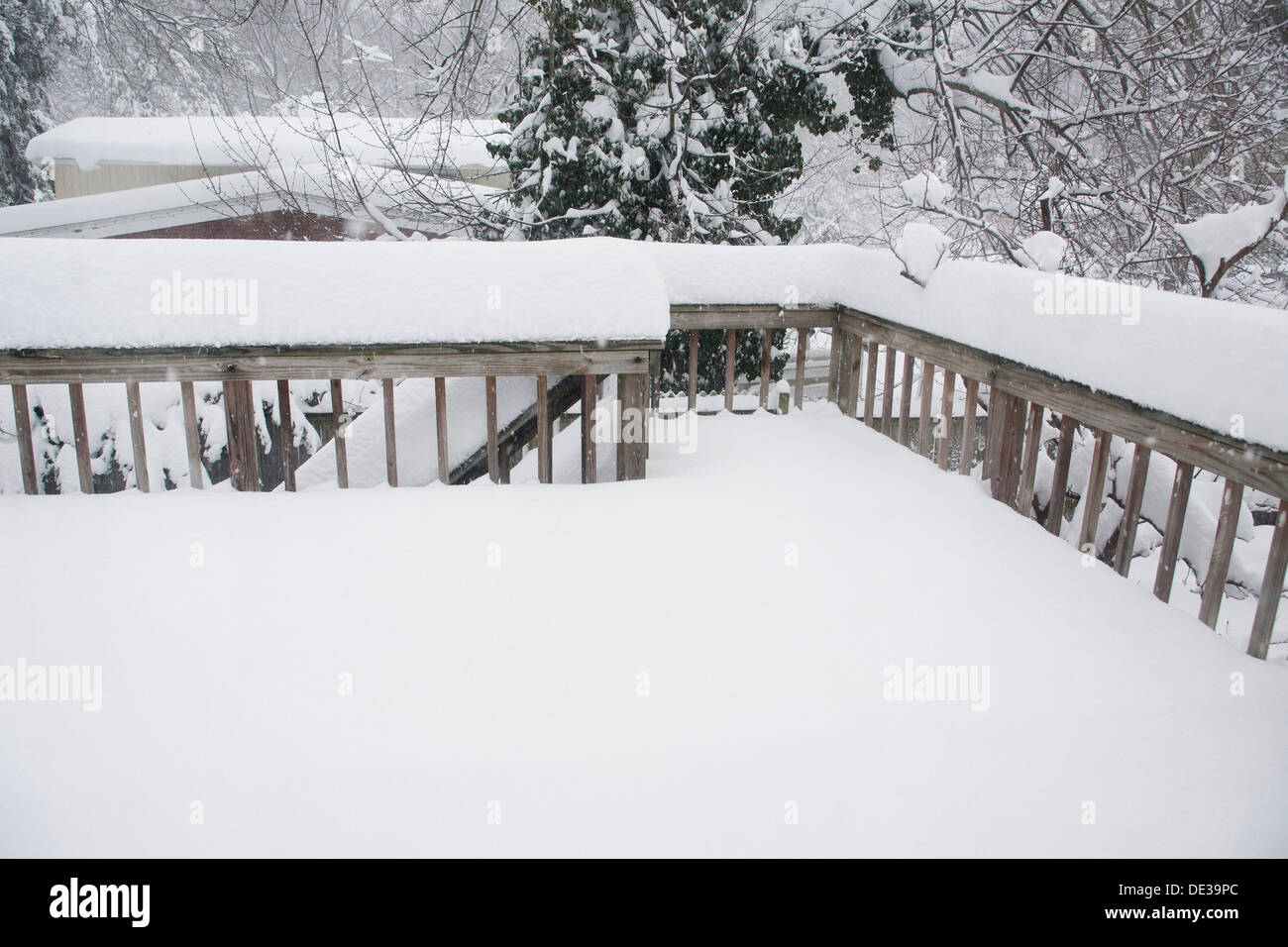 Cour avant couverts de neige de la maison familiale - Virginia USA Banque D'Images