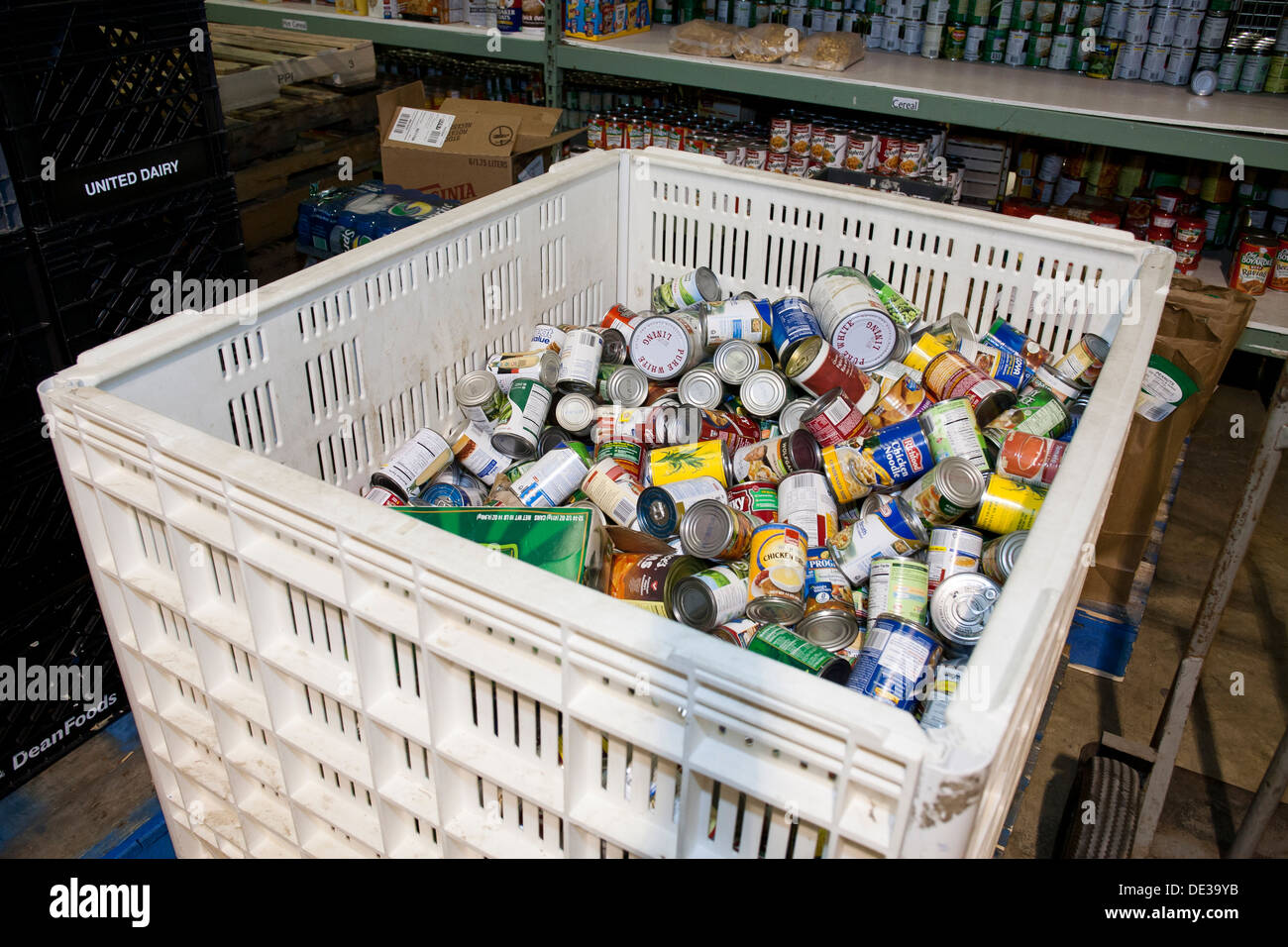 La nourriture en conserve a fait don à la banque alimentaire - USA Banque D'Images