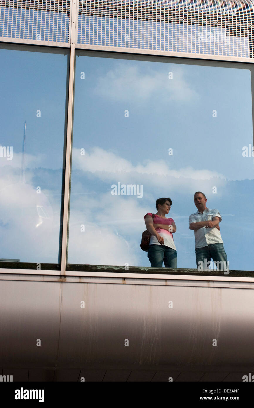 2 personnes en attente d'un vol de la famille d'arriver Banque D'Images