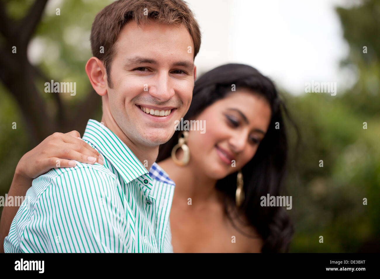Young Caucasian man with Asian petite amie Banque D'Images