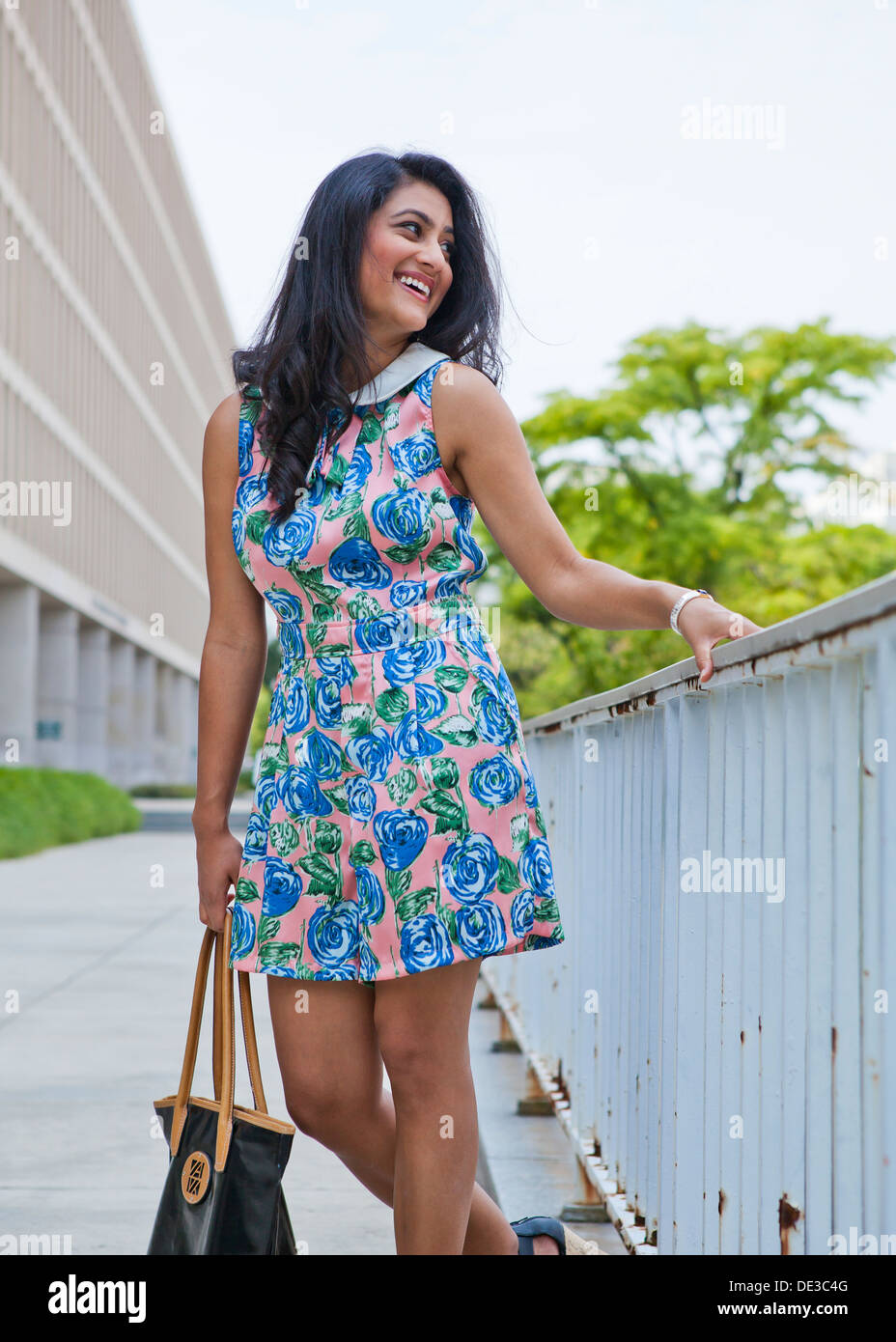 Jeune femme en environnement urbain portant une seule pièce motif floral dress Banque D'Images