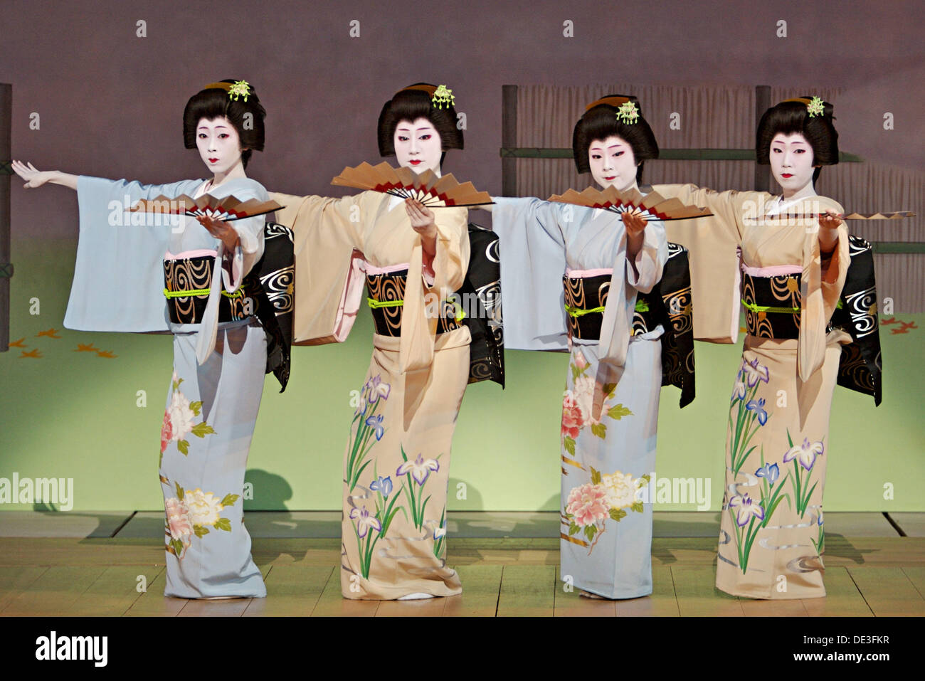 Le Miyako Odori Une Geisha Un Spectacle De Danse De Maiko Le Protocole De Kyoto Le Japon Photo Stock Alamy