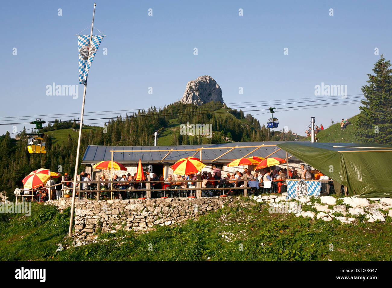 Les touristes dans un restaurant sur la montagne Kampenwand, Chiemgau Haute-bavière Allemagne Banque D'Images