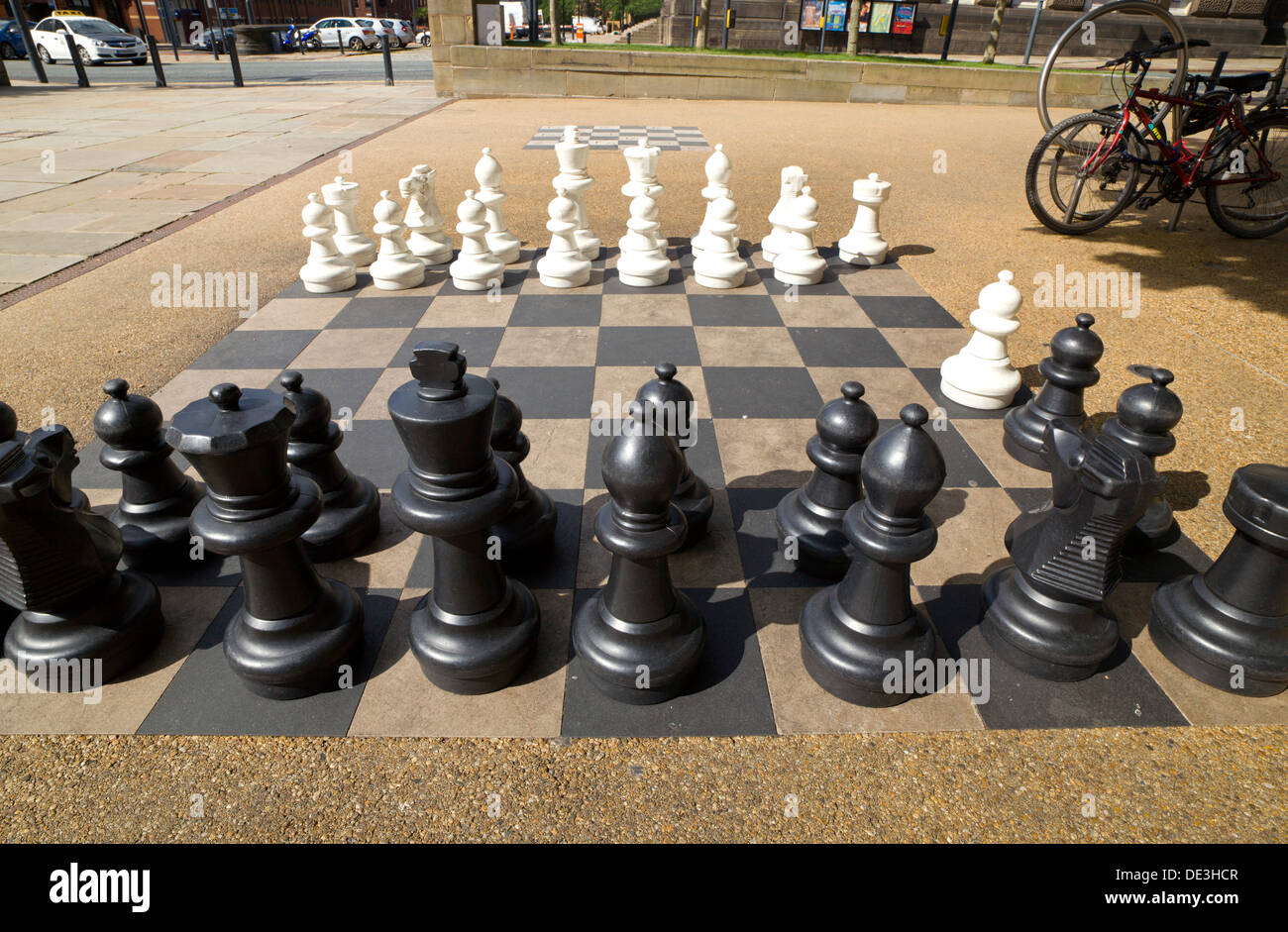 Échecs de la rue à l'extérieur de la bibliothèque de la ville de Leeds United Kingdom Banque D'Images