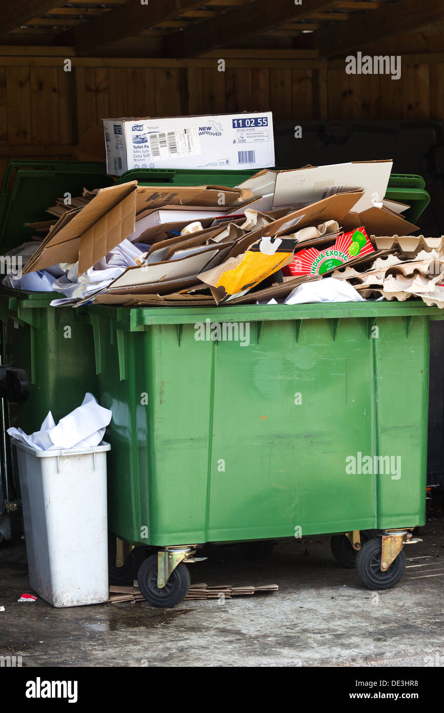 Déchets de carton empilés pour le recyclage Christiansand Kristiansand Norvège Banque D'Images