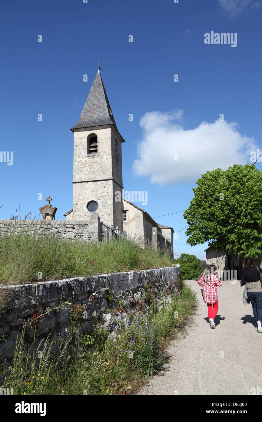 Les enfants reviennent de l'école dans un village éloigné Causse Méjean, Lozère, France, qui a fait la liste du patrimoine mondial de l'UNESCO en 2011 Banque D'Images