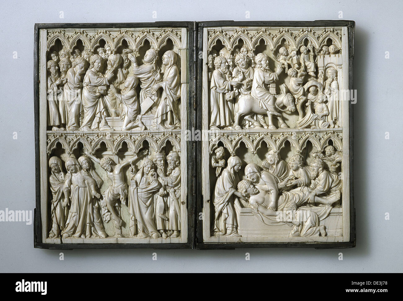 Diptyque en ivoire avec des scènes de vie du Christ (propriété de la Reine Jadwiga de Pologne), 14e siècle. Artiste : Anonyme Banque D'Images