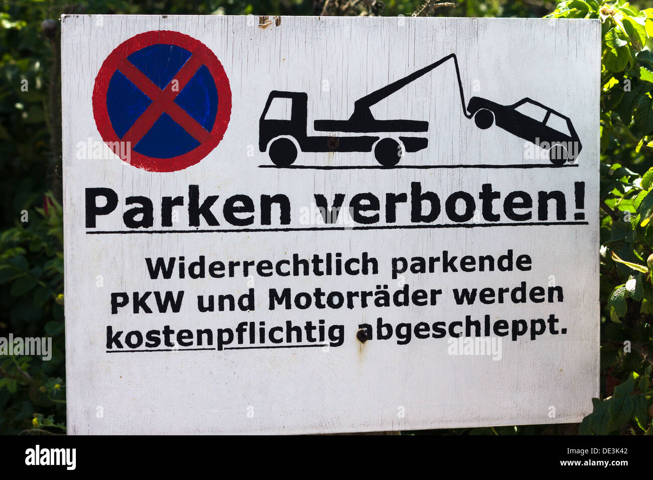 Pas de parking, zone-remorquage signe. L'Allemagne de Warnemunde Banque D'Images Pas de parking, zone-remorquage signe. L'Allemagne de Warnemunde Banque D'Images