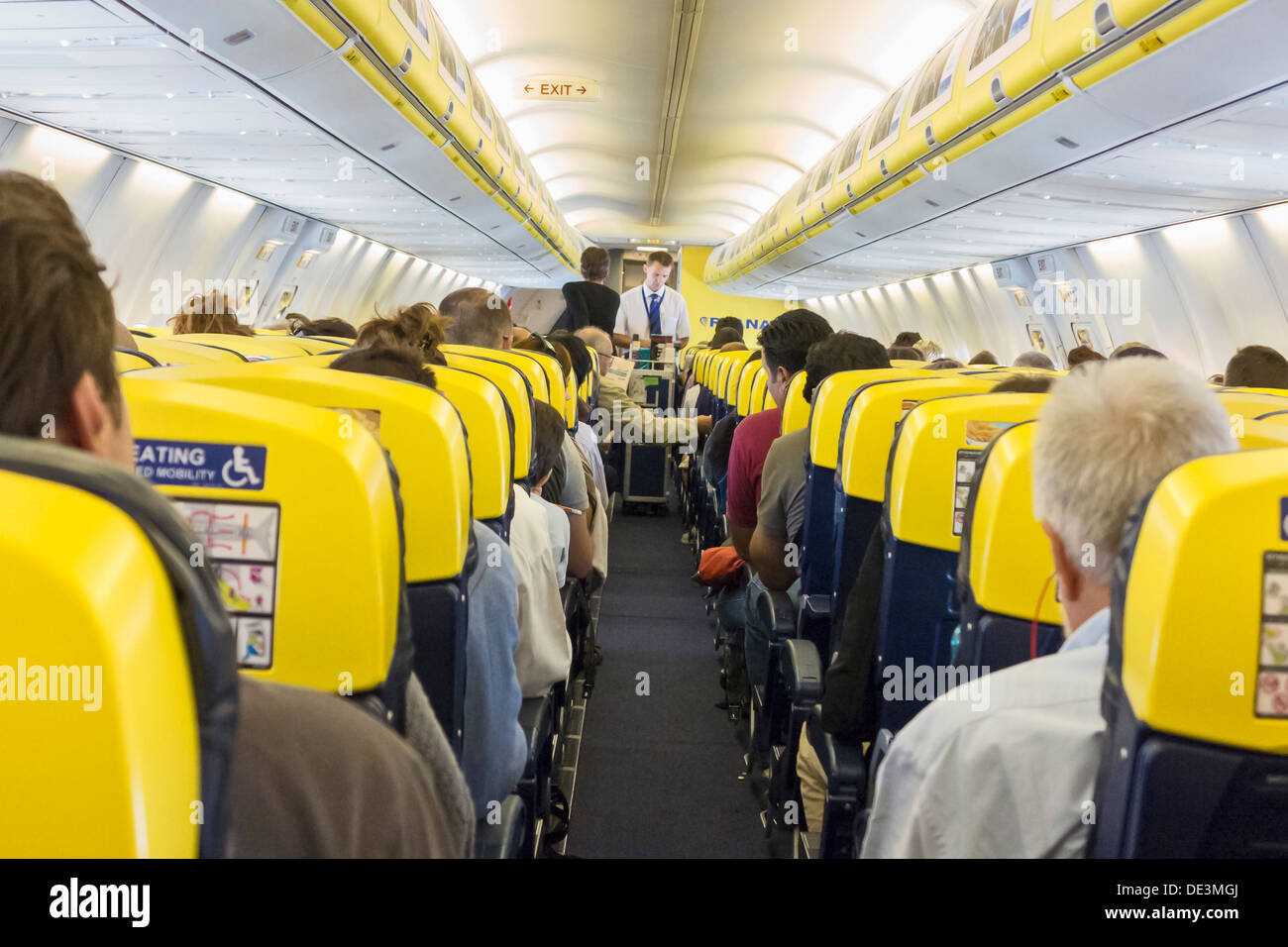 Intérieur d'avion de Ryanair avec de l'air steward Banque D'Images