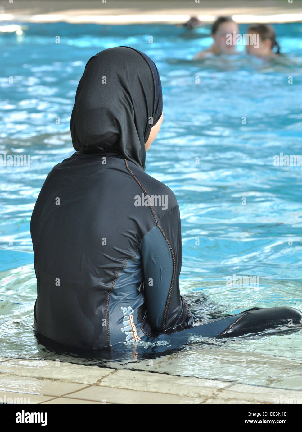 Fichier - Un fichier photo datée du 23 juin 2009 montre une élève musulmane de l'école Vigelius portant un maillot de plein-corps à la piscine à Freiburg, Allemagne. Afin de faciliter la participation des élèves musulmans dans les cours de natation, l'enseignant de l'école Vigelius a obtenu le plein-corps noir des costumes. Après tout, dix étudiants de différentes classes participent à l'école de natation dans le soi-disant "Burqini". Photo : ROLF HAID Banque D'Images