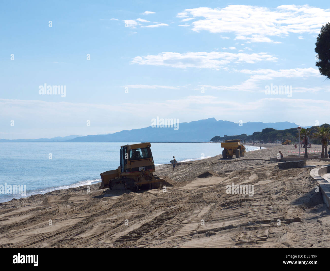 Type JCB digger sable en mouvement autour de la plage. Banque D'Images